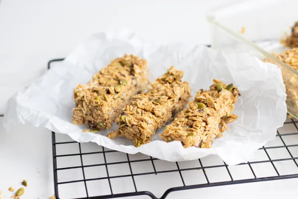 Easy Nut-Free No-Bake Chocolate Chip Granola Bars